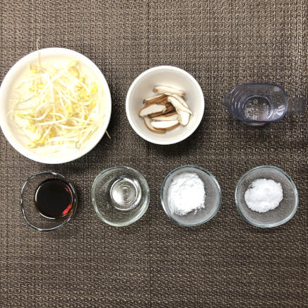 豆腐1/2丁分・中皿1皿分の豆腐あんかけに使った材料と調味料(大豆もやし・しいたけ・サラダ油・砂糖・片栗粉・醤油・水)