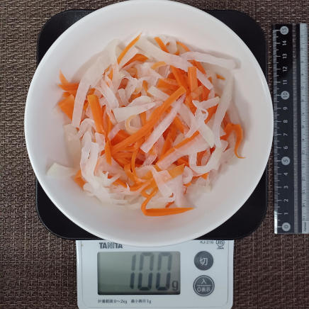 中皿に盛付けた100g分のなます