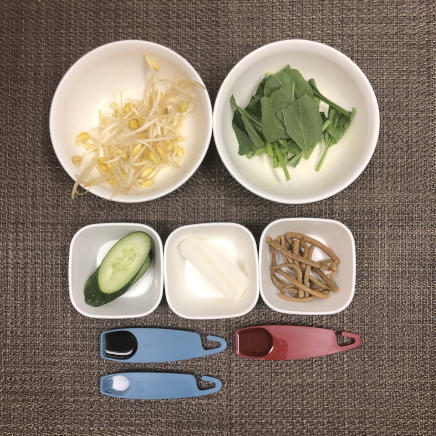 1人前のナムルに使用した材料(きゅうり・大根・大豆もやし・ほうれんそう・干しぜんまい・ごま油・塩・醤油)