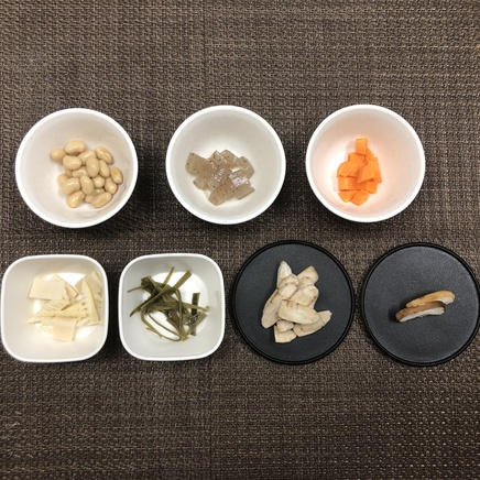 小鉢1杯分の五目煮に使った材料（水煮大豆・黒こんにゃく・ごぼう・たけのこ・にんじん・しいたけ・昆布）