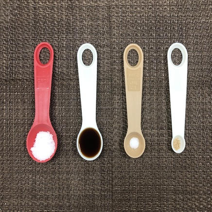 小鉢1杯分の五目煮に使った調味料（砂糖・塩・醤油・風味調味料）