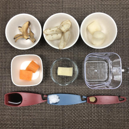 中皿1皿・1人前の煮しめに使用した材料（里芋・高野豆腐・ごぼう・にんじん・乾燥椎茸・砂糖・醬油・風味調味料・水）