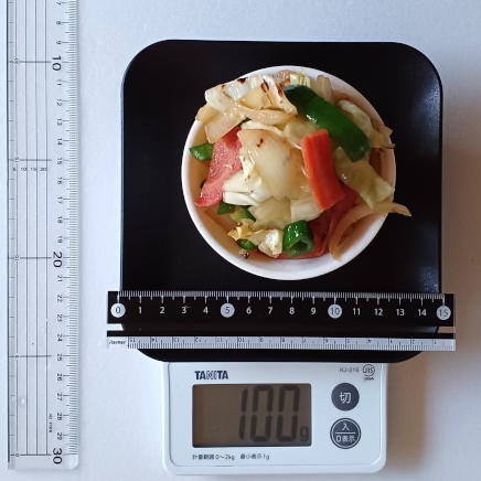 小鉢に盛付けた100gの野菜炒め