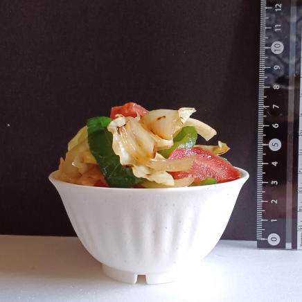 横から見た小鉢に盛付けた100gの野菜炒め