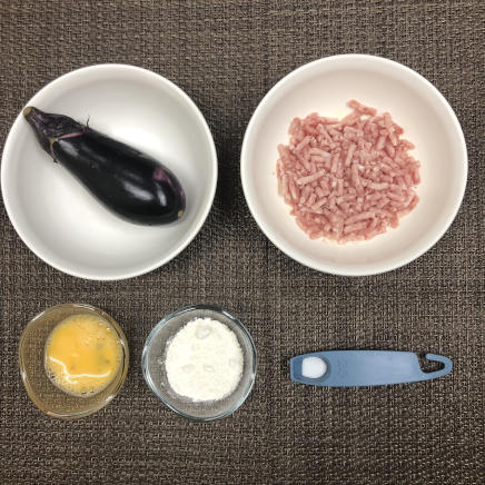 なす一本分の茄子のはさみ揚げに使った材料（なす・豚挽き肉・塩・小麦粉・卵）