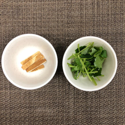 お椀1杯分のお吸い物に使った板麩・糸三つ葉