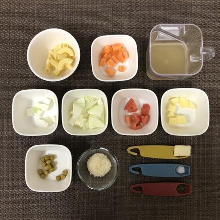 大皿1皿・1人前のミネストローネに使った材料(人参・玉ねぎ・かぶ・じゃがいも・トマト・キャベツ・グリンピース缶詰・パスタ・洋風だし・パルメザン・パセリ・バター)