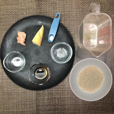 1人前に使用した米・たけのこの缶詰・かつおだし・塩・みりん・醤油・日本酒・鶏肉