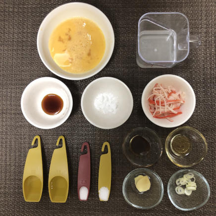 丼ぶり1杯・1人前の天津飯に使った材料(かにかま・卵・しょうが・ねぎ・鶏がらスープ・醤油・塩・砂糖・酢・日本酒・オイスターソース・片栗粉・ごま油)