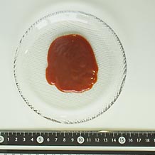 デミグラスソース大匙1杯を小皿に拡げる