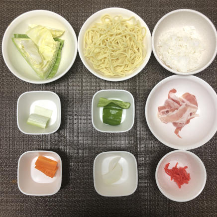 1人前のそばめしに使用した材料(蒸し中華めん・ご飯・豚肉・キャベツ・にんじん・玉ねぎ・ピーマン・ねぎ・紅生姜)