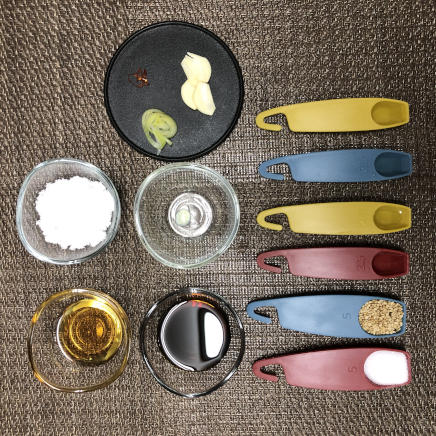 1人前のビビンバに使用した長ねぎ・乾燥輪切り唐辛子・にんにく・おろしニンニク・白ごま・醤油・塩・砂糖・酢・ごま油・サラダ油・みりん・日本酒