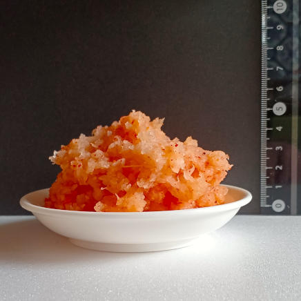 横から見た小皿にのせた100gのもみじおろし