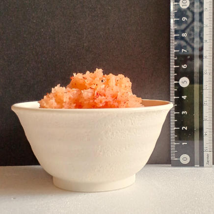 横から見た小鉢に入れた100gのもみじおろし