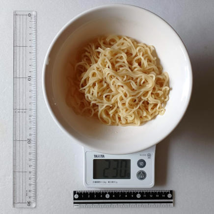 1人前の塩ラーメンに使用した茹で中華麺230g