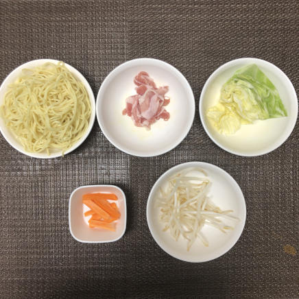 中皿1皿・1人前の塩焼きそばに使用した材料(蒸し中華麺・豚肉・キャベツ・人参・もやし)