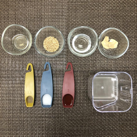 中皿1皿・1人前の塩焼きそばに使用した材料(サラダ油・ごま・中華出汁・こしょう・塩・にんにく・レモン汁・ごま油)