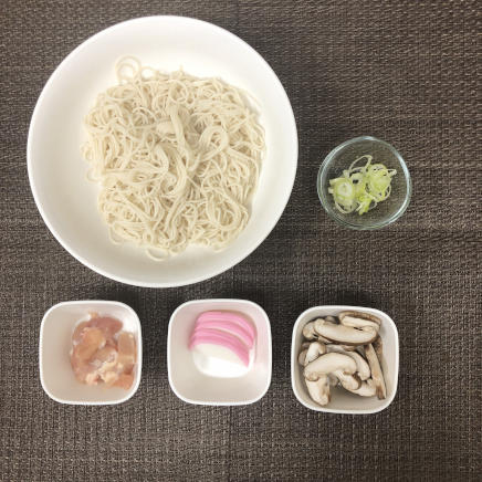 丼1杯・1人前のにゅうめんに使った材料(そうめん・鶏肉・かまぼこ・しいたけ・ネギ)