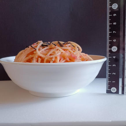 横から見た中皿1杯154gのたらこパスタ