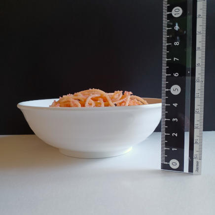 横から見た中皿に盛付けた100gのたらこパスタ