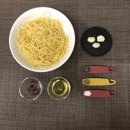 大皿1皿・1人前のペペロンチーノの材料（パスタ・にんにく・唐辛子・塩・黒こしょう・乾燥パセリ・オリーブオイル）