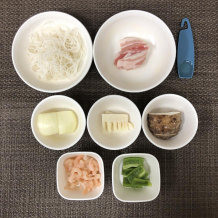 大皿1皿・1人前の焼きビーフンの材料(ビーフン・豚肉・芝海老・玉ねぎ・たけのこ・ピーマン・しいたけ・サラダ油)