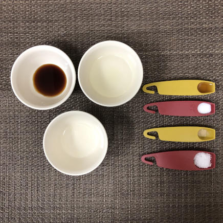 大皿1皿・1人前の焼きビーフンに使った調味料(醤油・日本酒・塩・砂糖・こしょう・中華だし・ごま油)