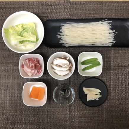 丼1杯・1人前の汁ビーフンの材料（ビーフン・豚肉・白菜・さやえんどう・しいたけ・人参・たけのこ・きくらげ）