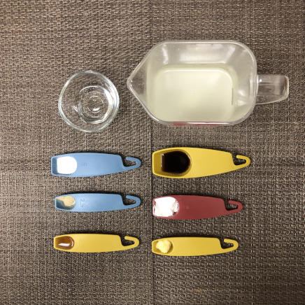 丼1杯・1人前の汁ビーフンの材料・調味料（鶏がらスープ・醤油・日本酒・生姜・片栗粉・塩・ごま油・こしょう）