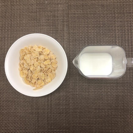 中皿1皿分・1人前の牛乳入りシリアルに使った材料（牛乳・コーンフレーク）