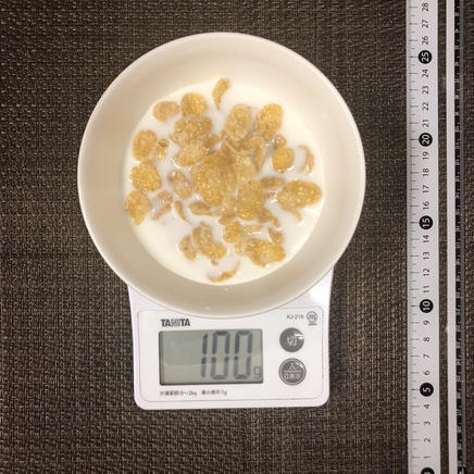 100g分の牛乳入りシリアル