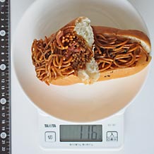 焼きそばパンを切ったもの