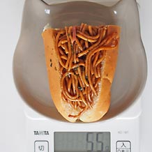 焼きそばパンの半分