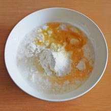 ホットケーキミックス、玉子、牛乳を混ぜる