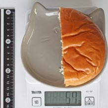 日糧あんぱん(つぶあん)の半分