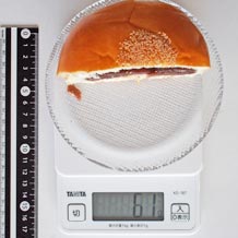 ローソンあんぱん(こしあん)の半分