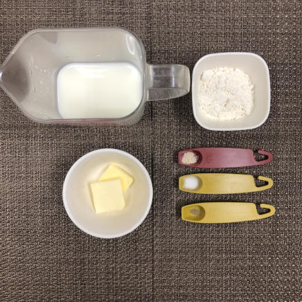 1カップ分のホワイトソースに使用したバター・小麦粉・牛乳・コンソメ・塩・こしょう