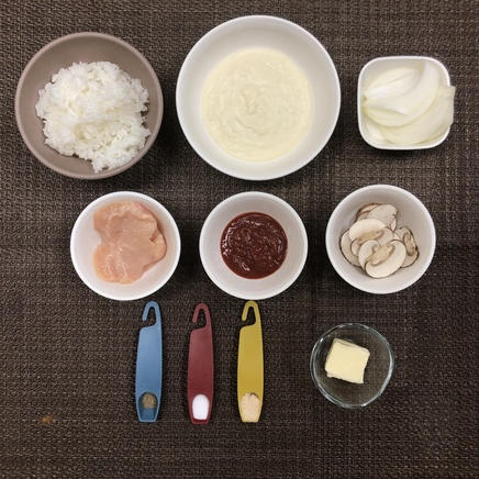 深皿1杯・1人前のチキンドリアに使った材料(鶏胸肉・玉ねぎ・マッシュルーム・ご飯・バター・塩・こしょう・ケチャップ・コンソメ・ホワイトソース)