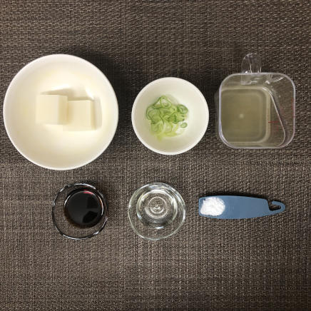 御椀1杯・1人前の揚げ出し餅の材料(餅・片栗粉・かつおだし・ネギ・醤油・みりん)