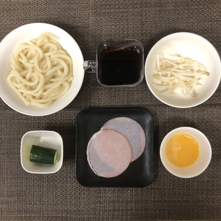 1人前の冷やしうどんの材料(うどん・めんつゆ・きゅうり・プレスハム・もやし・卵)