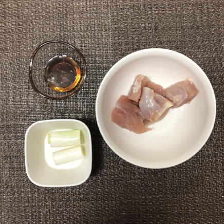 2本・1人前のねぎまに使用した材料（鶏肉・ねぎ・照り焼きソース）