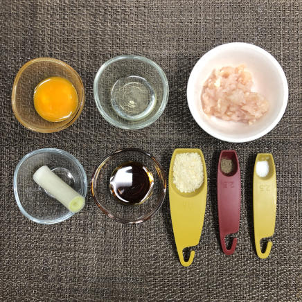 1人前のつくねに使用した材料（鶏ひき肉・ねぎ・卵白・パン粉・塩・こしょう・照り焼きソース・卵黄）
