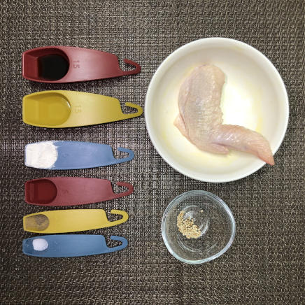 1本分の手羽先の唐揚げに使用する材料(手羽先・醤油・みりん・日本酒・小麦粉・塩・こしょう・白ごま)