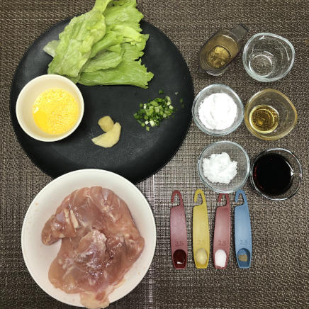 1人前の油淋鶏に使用した鶏肉・塩・こしょう・醤油・片栗粉・おろしにんにく・生姜・酢・砂糖・ラー油・ごま油・レタス・こねぎ・卵・料理酒