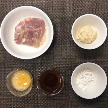 大皿1皿・1人前のチキン南蛮に使った材料(鶏肉・小麦粉・南蛮酢・タルタルソース・卵)