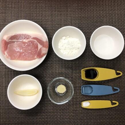 中皿1皿・1人前の豚天に使った材料(豚ロース・レモン・しょうが・日本酒・醤油・天ぷら粉・水・塩)