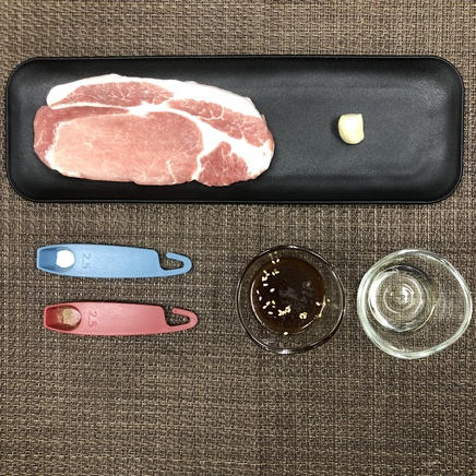 1枚分のポークステーキに使った材料(豚ロース・塩・こしょう・にんにく・焼き肉のタレ・サラダ油)