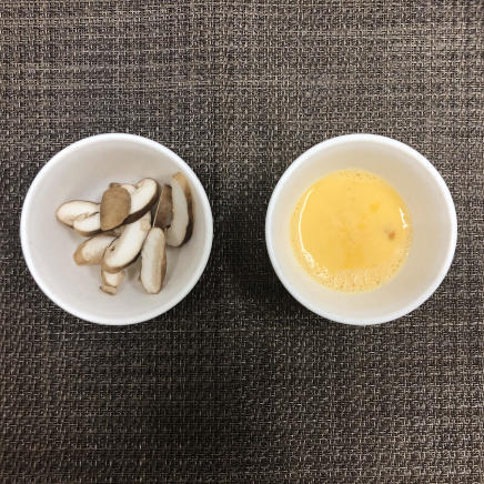 カップ1杯分の中華スープに使った材料(しいたけ・卵)