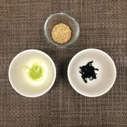 1人前のわかめスープに使用した具材わかめ・ねぎ・ごま