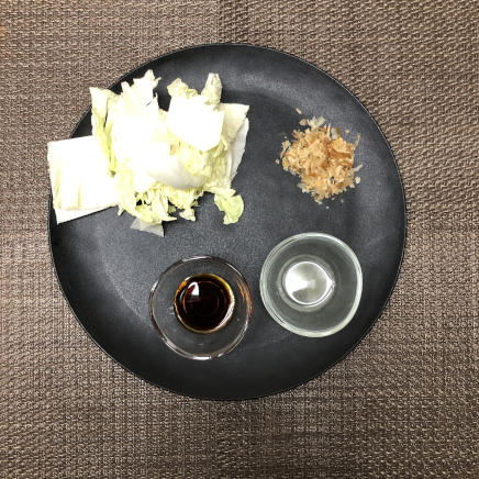 1人前の白菜のおひたしに使用した白菜・しょうゆ・かつおだし・かつお節